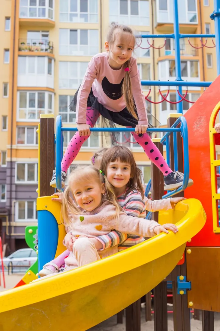 Дівчатка на гірці дитячого майданчика