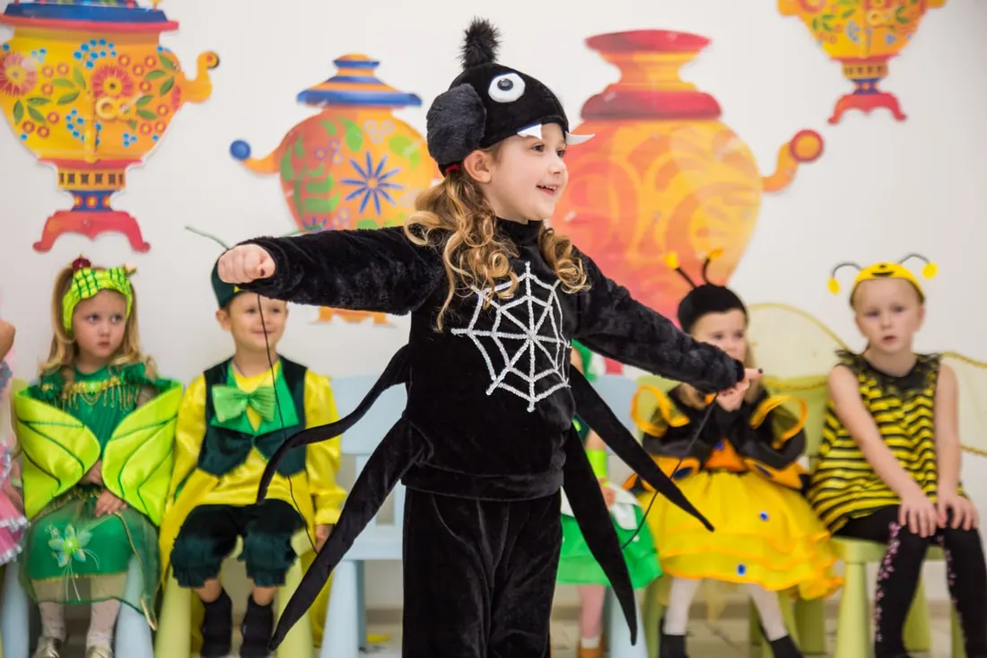 Діти в костюмах комах на виставі
